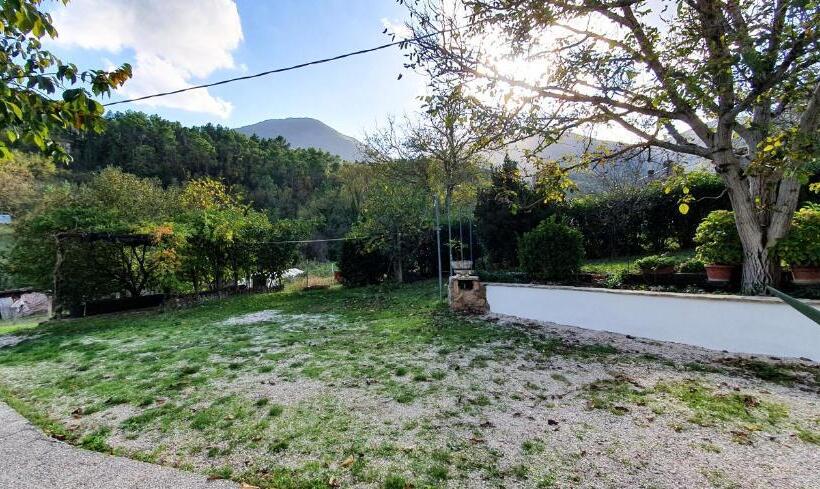 اتاق استاندارد با چشم‌انداز باغ, The Lover House