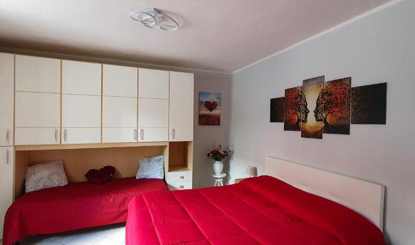 اتاق استاندارد با چشم‌انداز باغ, The Lover House