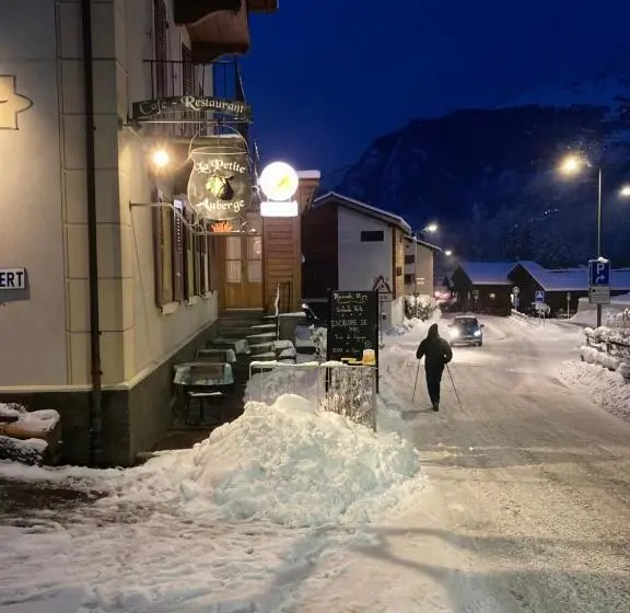اتاق استاندارد با چشم‌انداز کوهستان, La Petite Auberge