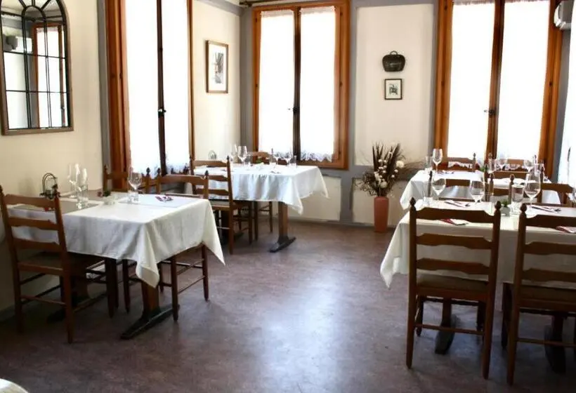 اتاق استاندارد با چشم‌انداز کوهستان, La Petite Auberge