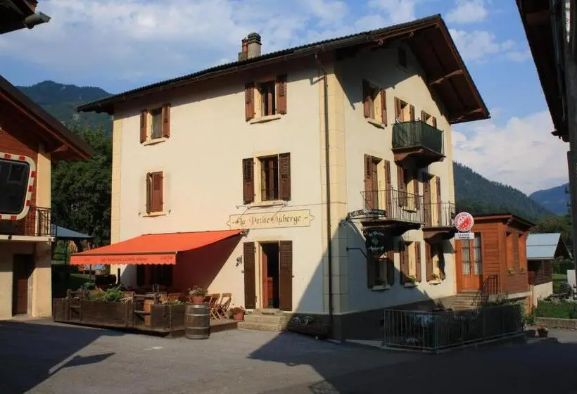 اتاق استاندارد با چشم‌انداز کوهستان, La Petite Auberge