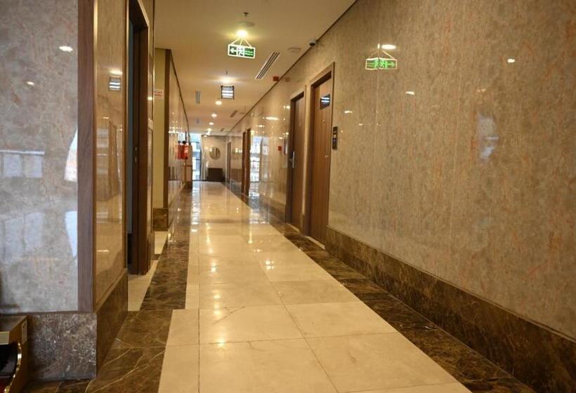 דירת שלושה חדרים, بالمر للشقق المخدومة