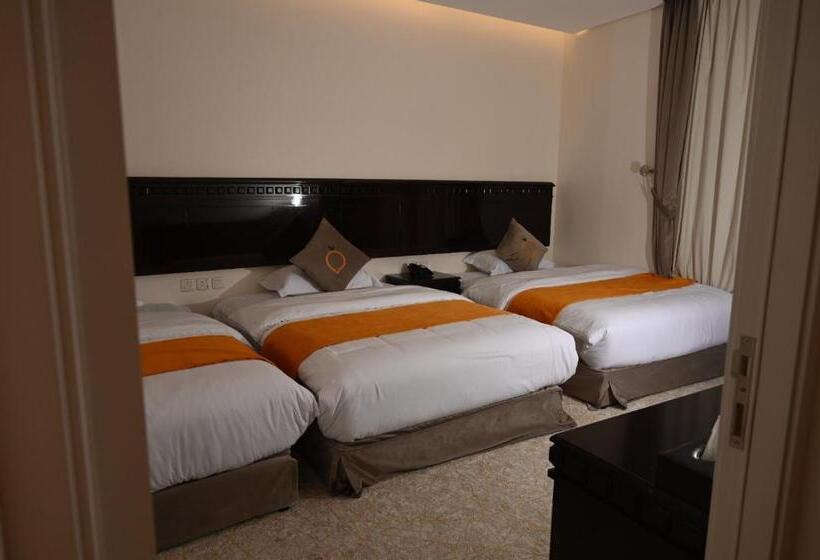 דירת שלושה חדרים, بالمر للشقق المخدومة