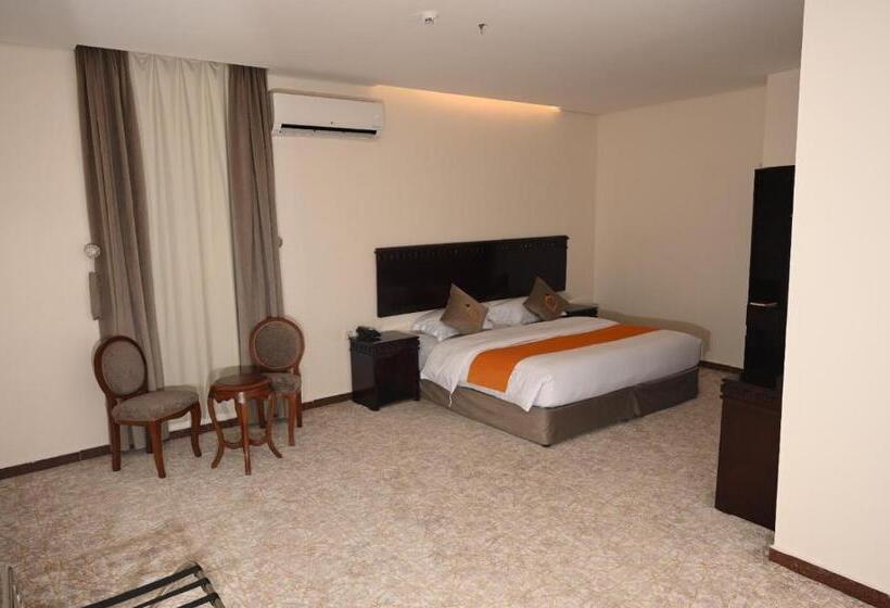 דירת שלושה חדרים, بالمر للشقق المخدومة