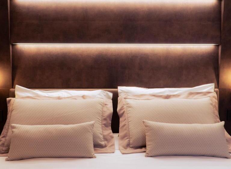 スタンダードルーム, De Amicis