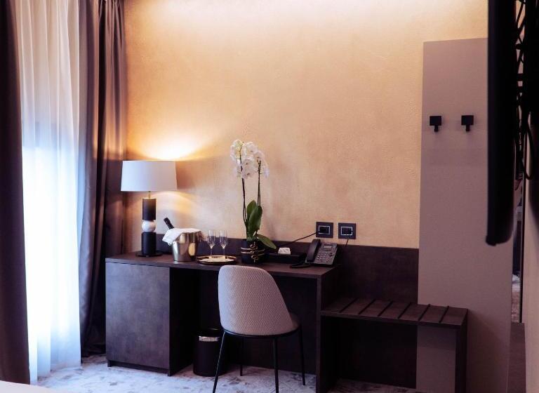 スタンダードルーム, De Amicis