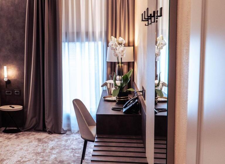 スタンダードルーム, De Amicis