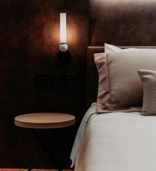 スタンダードルーム, De Amicis