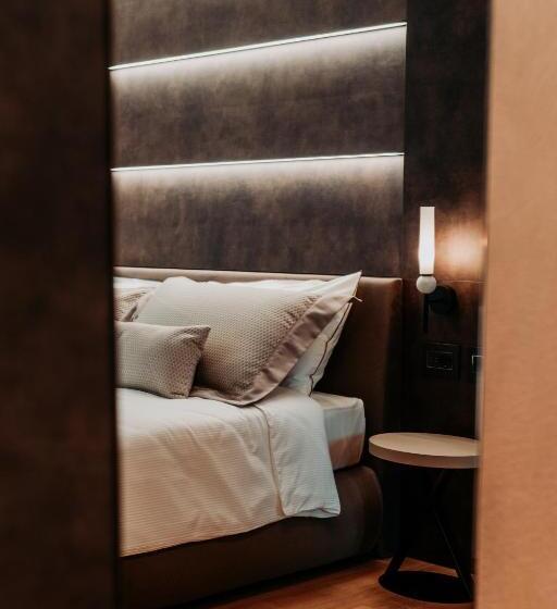 スタンダードルーム, De Amicis