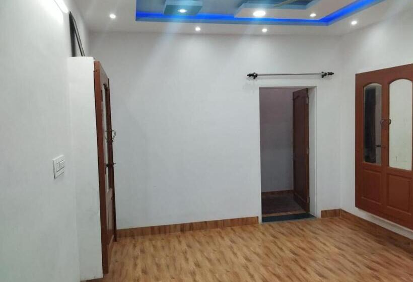 اتاق استاندارد با بالکن, Ab Guest House { Home Stay}
