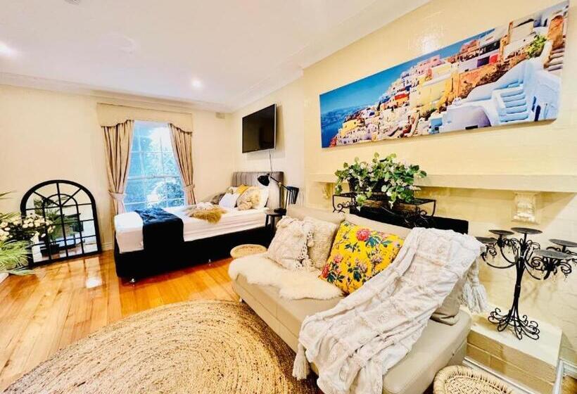 Номер Стандарт с Террасой, Charming 1br Granny Flat With Seperate Spacious Living Room  Just A Stone S Throw From Newly Renovat