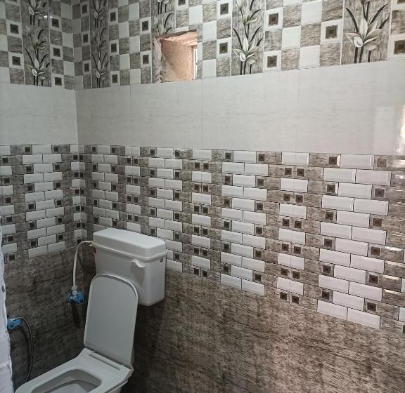 اتاق استاندارد چهار تخته, Shri Gamya Guest House