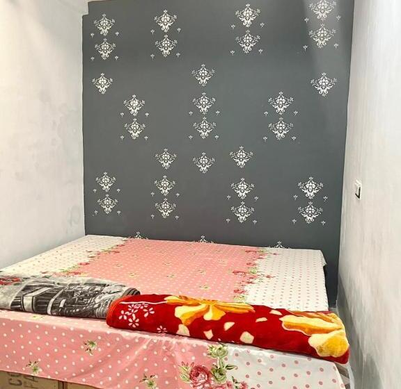 اتاق استاندارد چهار تخته, Shri Gamya Guest House