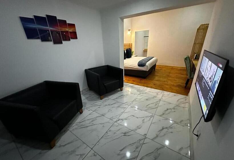 デラックススタジオ, Zuri Place