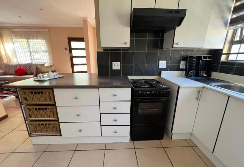 3ベッドルームアパートメント, Zuri Place