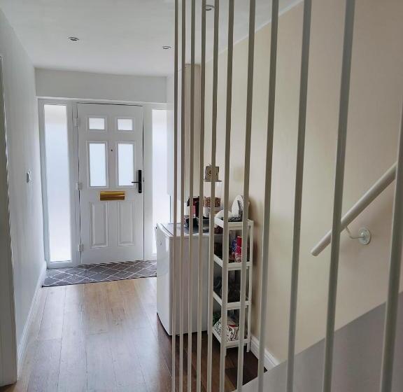Deluxerum King Size Säng, Adel S House