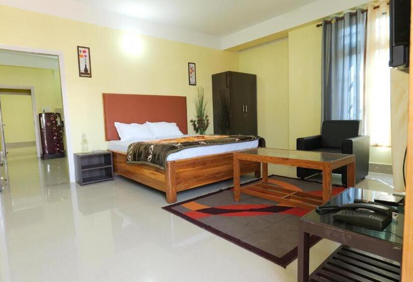 דירת שלושה חדרים, The Transit Stay Guwati