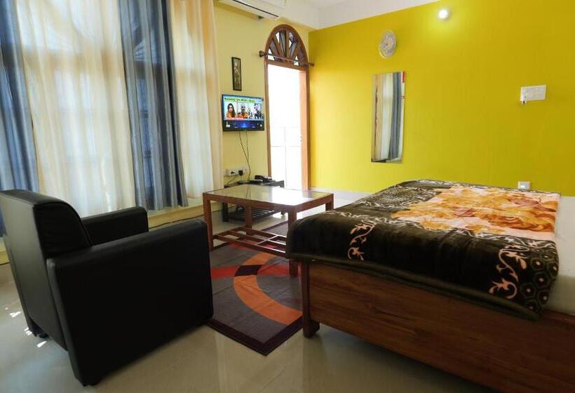 דירת שלושה חדרים, The Transit Stay Guwati