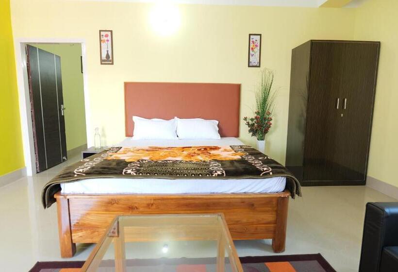 דירת שלושה חדרים, The Transit Stay Guwati