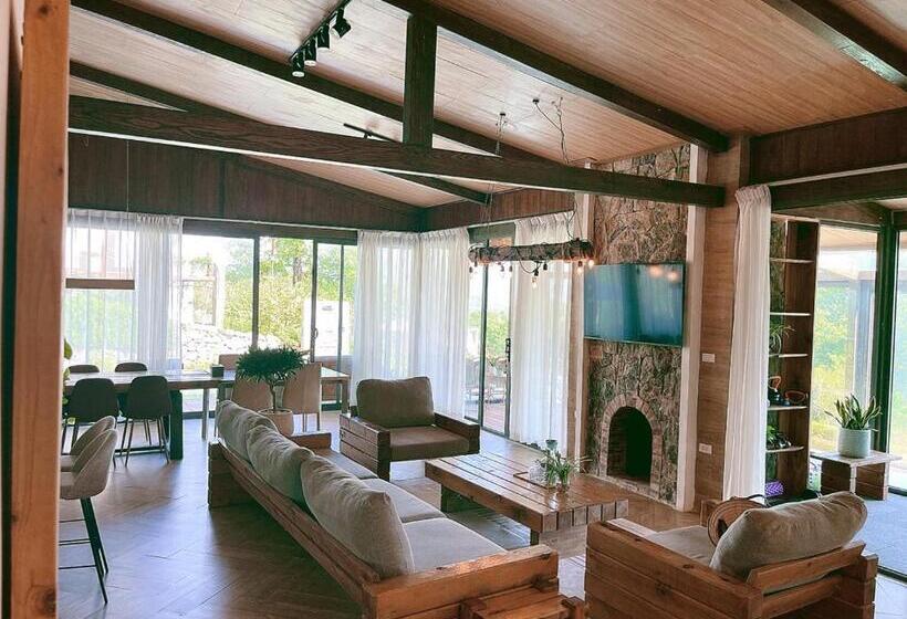 سوییت با چشم‌انداز استخر, A Little Hill Retreat