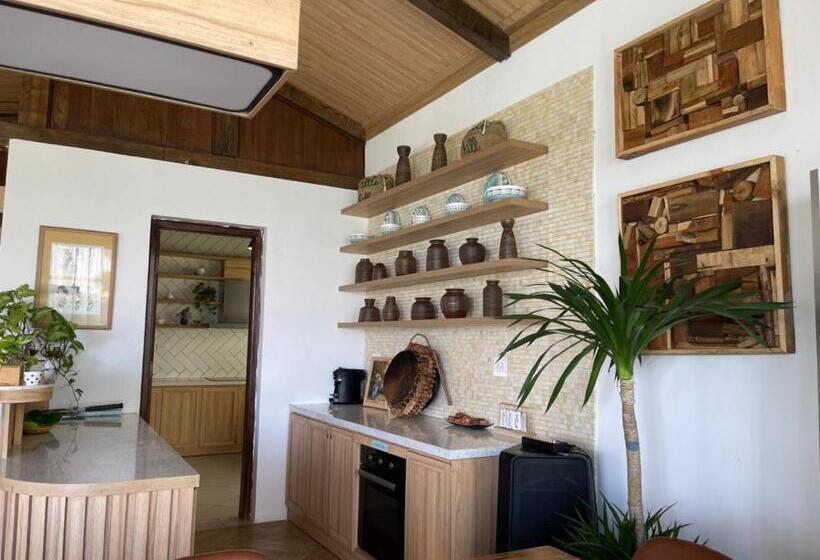 سوییت با چشم‌انداز استخر, A Little Hill Retreat