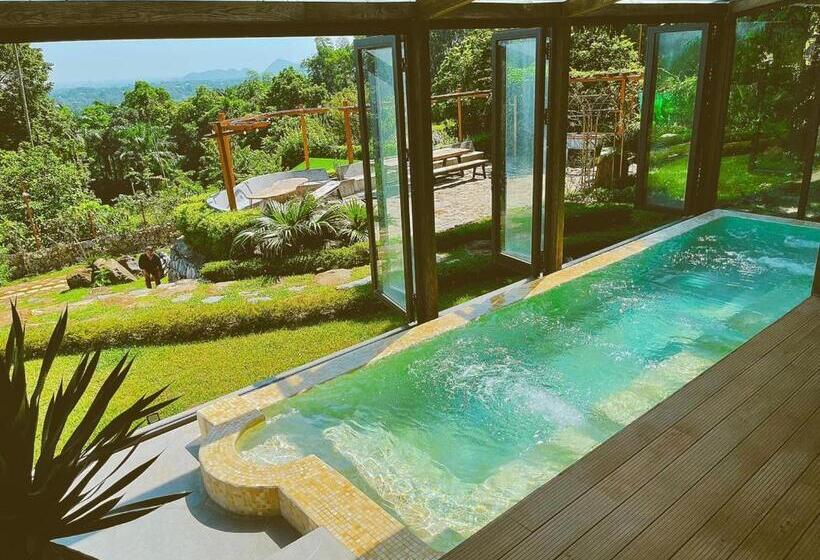 سوییت با چشم‌انداز استخر, A Little Hill Retreat