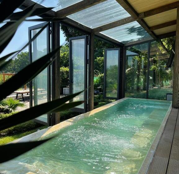 سوییت با چشم‌انداز استخر, A Little Hill Retreat