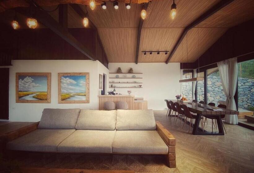 سوییت با چشم‌انداز استخر, A Little Hill Retreat