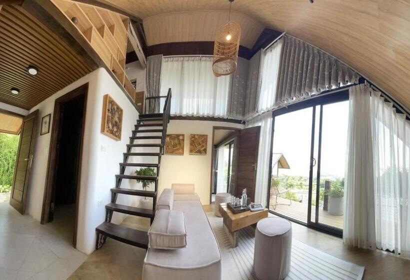 بنگله خانوادگی, A Little Hill Retreat