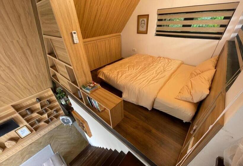 بنگله خانوادگی, A Little Hill Retreat