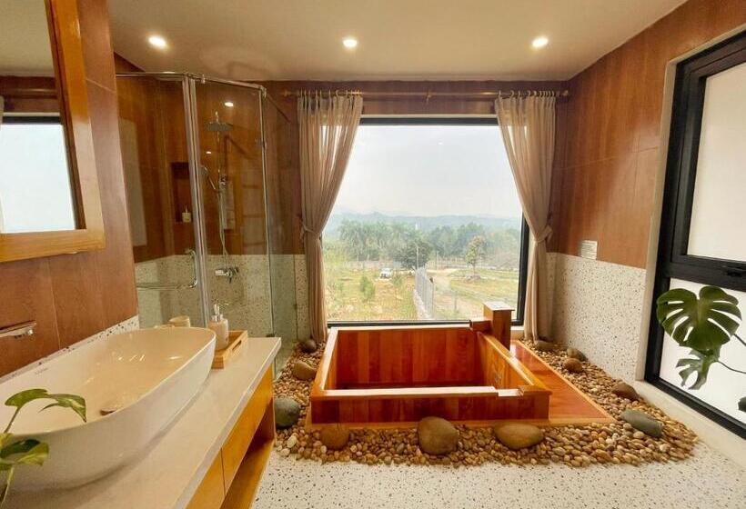 سوییت لوکس, A Little Hill Retreat