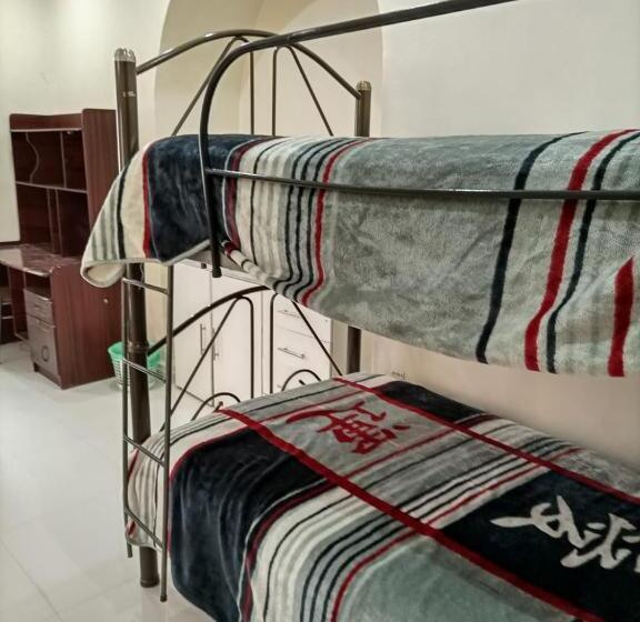 标准三人间, Hostal Atlantis