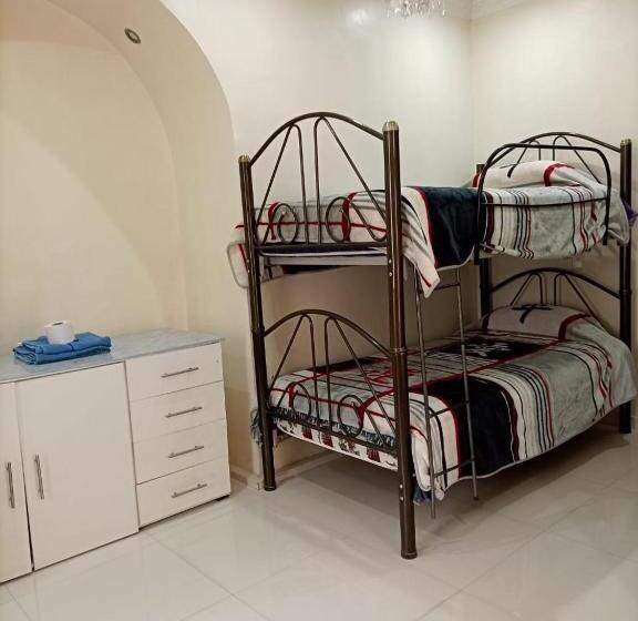 غرفة قياسية ثلاثية, Hostal Atlantis