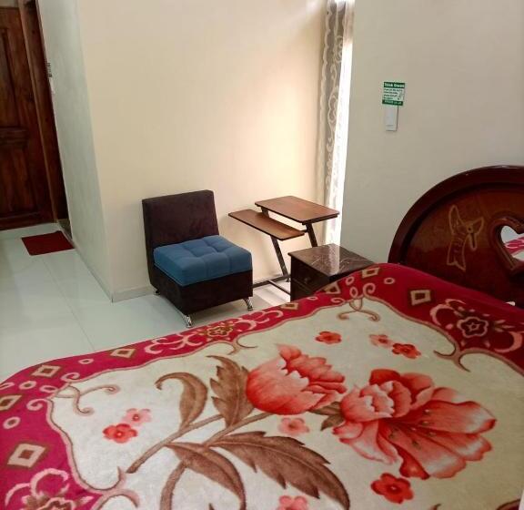 标准三人间, Hostal Atlantis