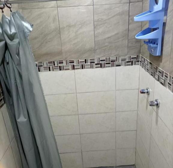 标准三人间, Hostal Atlantis