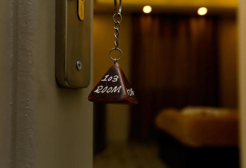 اتاق لوکس با تخت بزرگ, Venus Pyramids Inn   Top Roof Access W Free Break Fast