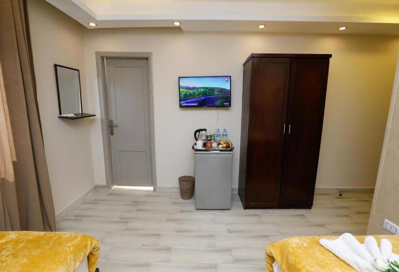 اتاق لوکس با بالکن, Venus Pyramids Inn   Top Roof Access W Free Break Fast