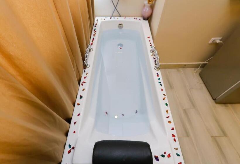 اتاق استاندارد با وان آب گرم, Venus Pyramids Inn   Top Roof Access W Free Break Fast