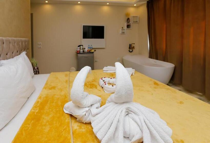 سوئیت با تخت بزرگ, Venus Pyramids Inn   Top Roof Access W Free Break Fast