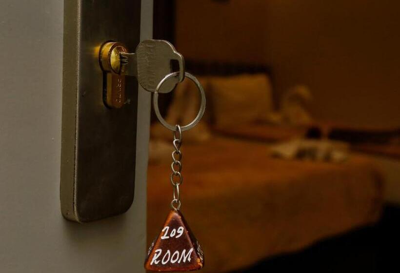 اتاق راحتی سه تخته, Venus Pyramids Inn   Top Roof Access W Free Break Fast