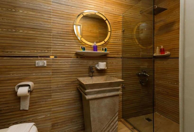 اتاق راحتی سه تخته, Venus Pyramids Inn   Top Roof Access W Free Break Fast