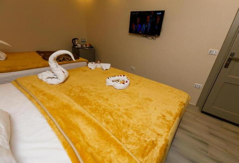 اتاق راحتی سه تخته, Venus Pyramids Inn   Top Roof Access W Free Break Fast