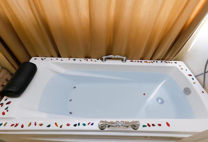 اتاق استاندارد با وان آب گرم, Venus Pyramids Inn   Top Roof Access W Free Break Fast