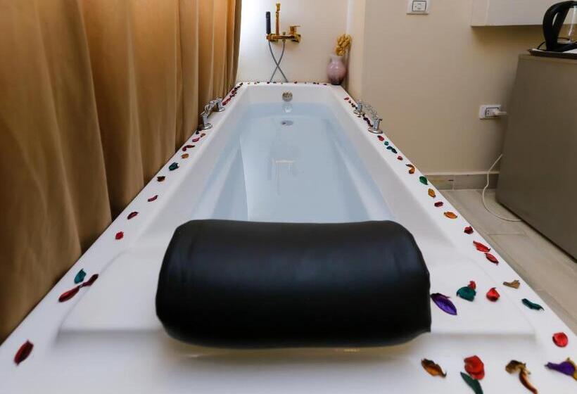 اتاق استاندارد با وان آب گرم, Venus Pyramids Inn   Top Roof Access W Free Break Fast