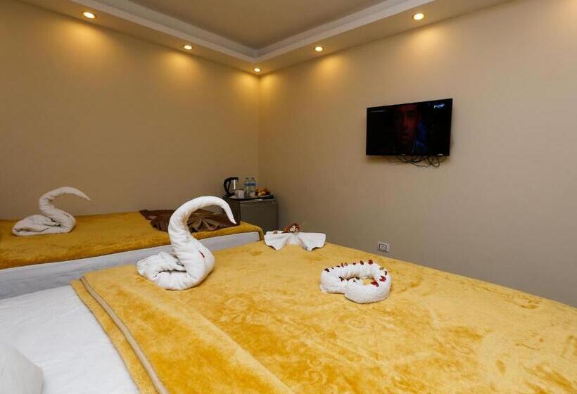 اتاق راحتی سه تخته, Venus Pyramids Inn   Top Roof Access W Free Break Fast