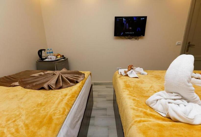 اتاق راحتی سه تخته, Venus Pyramids Inn   Top Roof Access W Free Break Fast