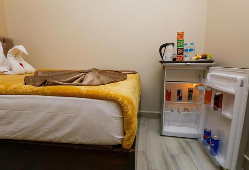 اتاق راحتی سه تخته, Venus Pyramids Inn   Top Roof Access W Free Break Fast