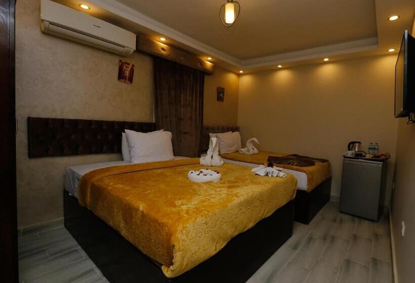 اتاق راحتی سه تخته, Venus Pyramids Inn   Top Roof Access W Free Break Fast