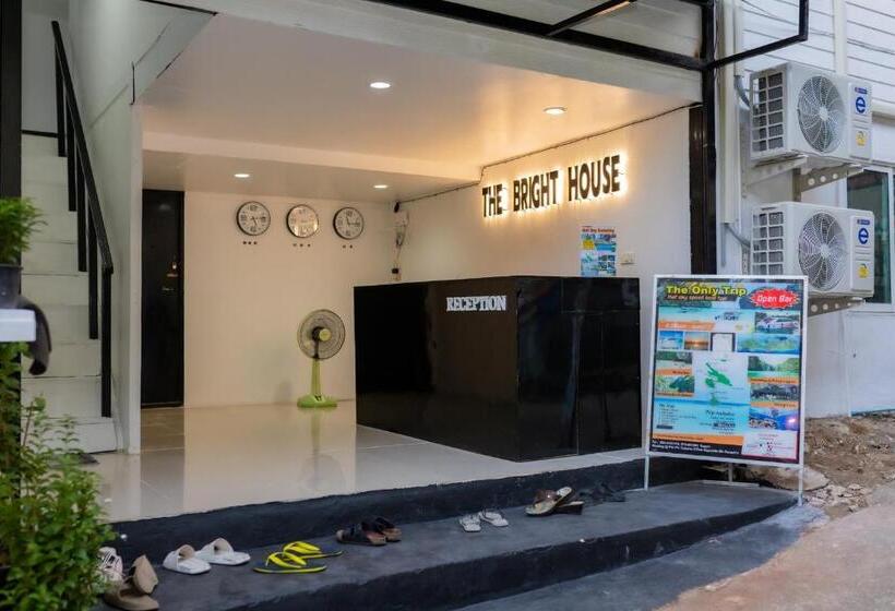 キングサイズベッドのスタンダードルーム, The Bright House, Koh Phi Phi