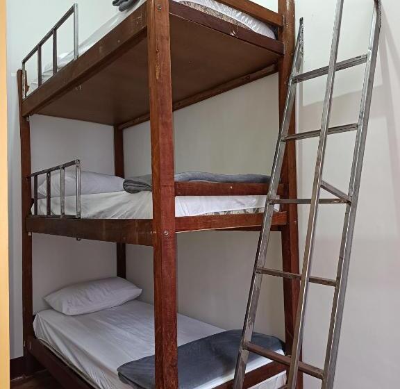 ルームシェアのワンベッド, é Hostel